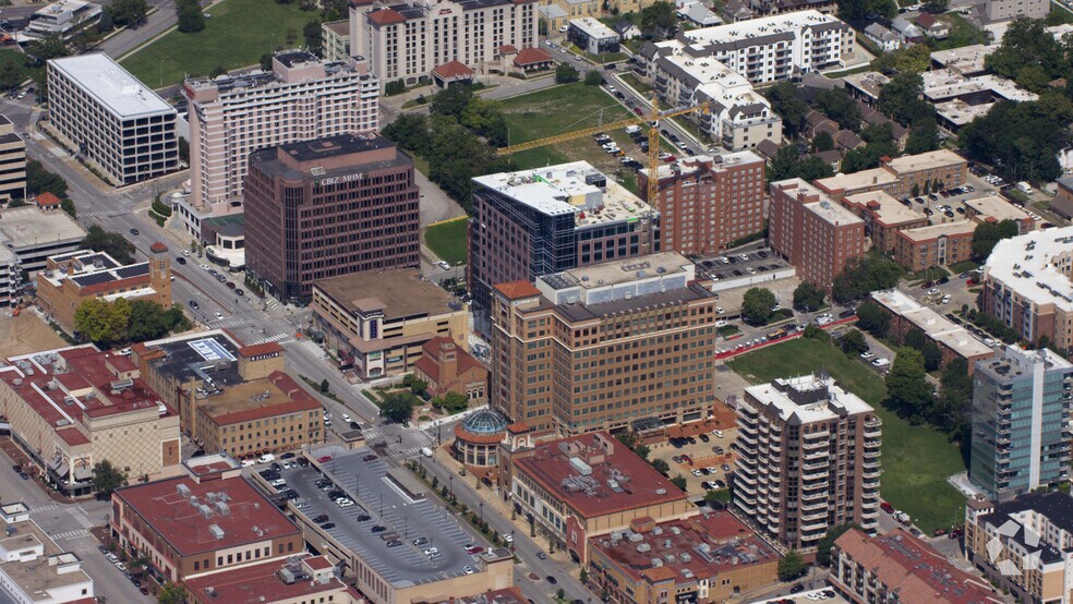 4622 Pennsylvania Ave, Kansas City, MO à louer - Vidéo aérienne - Image 2 de 14