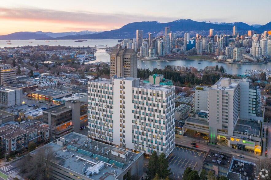 750 W Broadway, Vancouver, BC à louer - Photo du bâtiment - Image 2 de 9