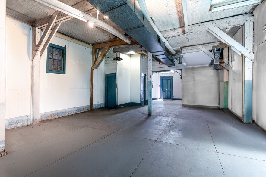 1322 Jackson Ave, Long Island City, NY for lease - Interior Photo - Image 2 of 7