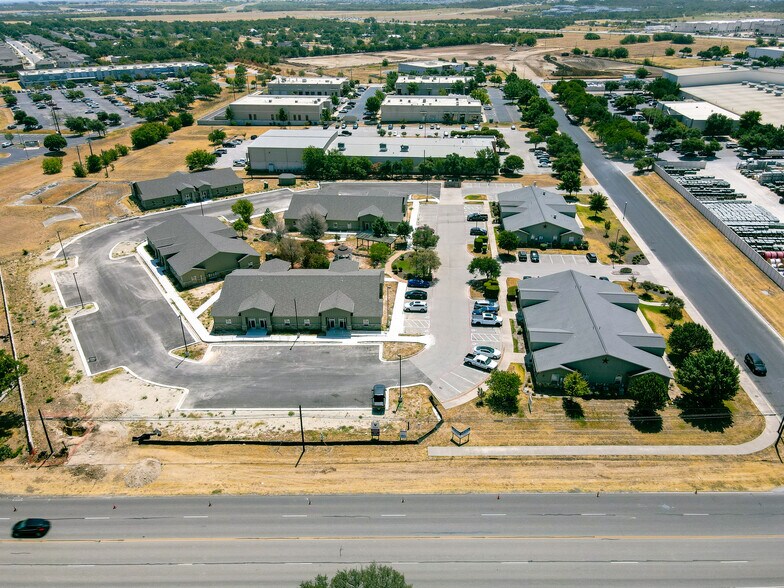 101 W Cooperative Way, Georgetown, TX à louer - Photo du bâtiment - Image 3 de 7