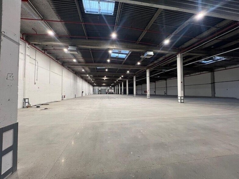 Industrial in Les Ulis for lease - Building Photo - Image 2 of 9