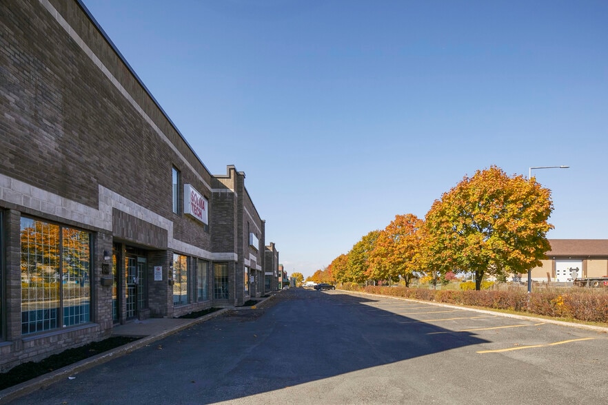 908-926 Rue Jean-Neveu, Longueuil, QC à louer - Photo du bâtiment - Image 3 de 5