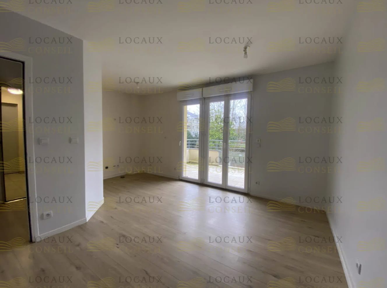 Office in Taverny for lease Interior Photo- Image 1 of 9