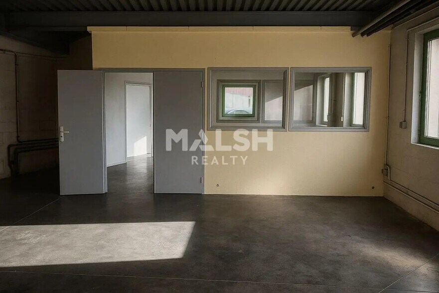 Flex in Grézieu-la-Varenne for lease - Interior Photo - Image 3 of 5