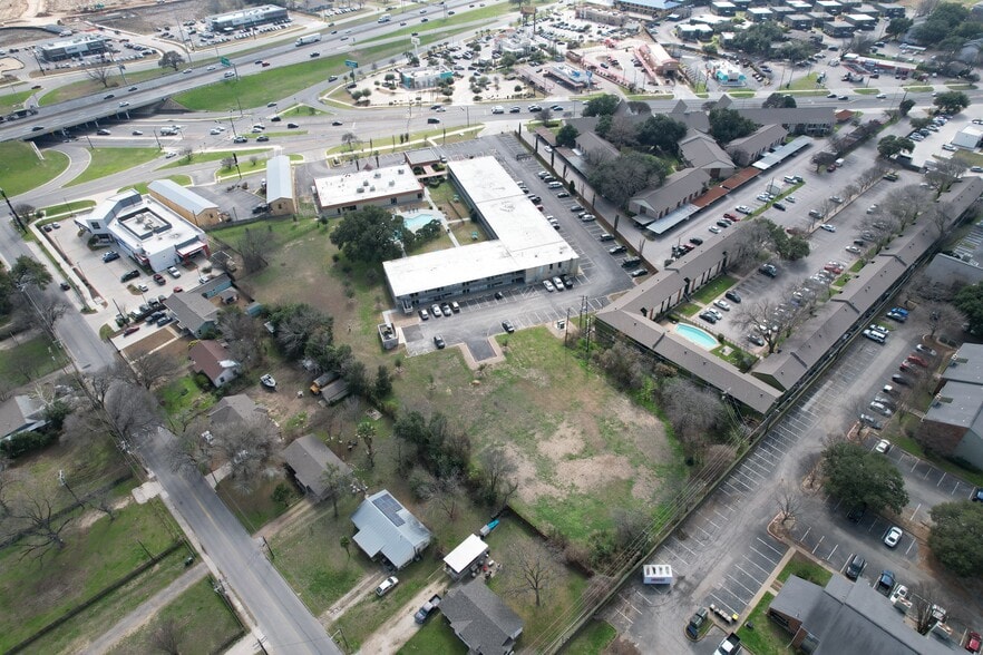 1635 Aquarena Springs Dr, San Marcos, TX à louer - Photo du bâtiment - Image 3 de 18