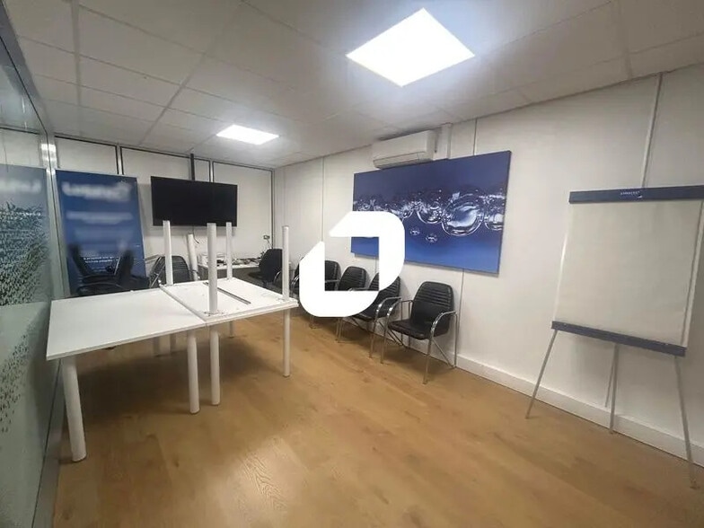 Office in Argenteuil for lease - Interior Photo - Image 2 of 12