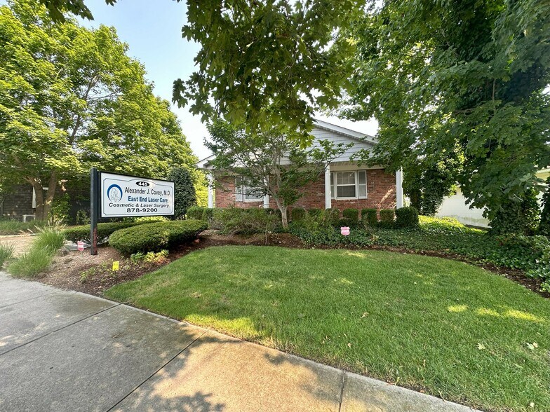 445 Main St, Center Moriches, NY à vendre - Photo du bâtiment - Image 1 de 41