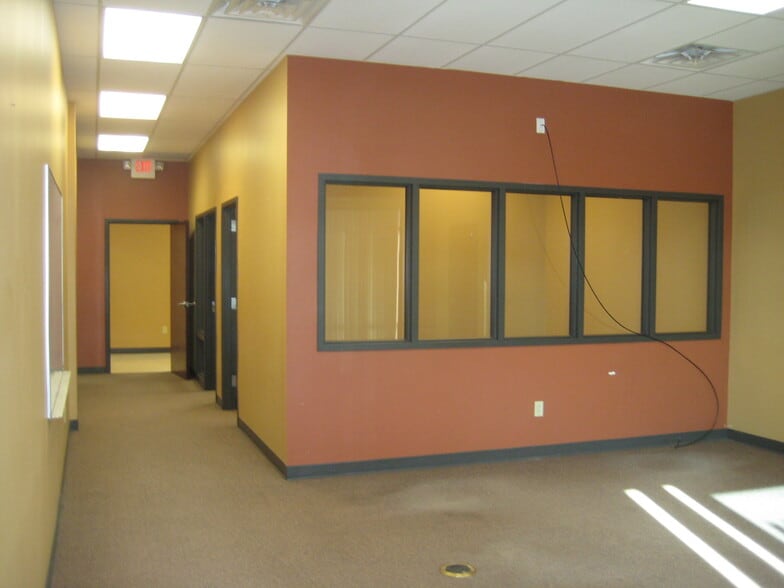 8913-8923 Veterans Memorial Pky, O'Fallon, MO for lease - Interior Photo - Image 2 of 14
