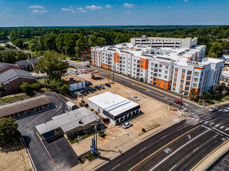 2402 Sam Houston Ave, Huntsville, TX à vendre - Photo du bâtiment - Image 1 de 1