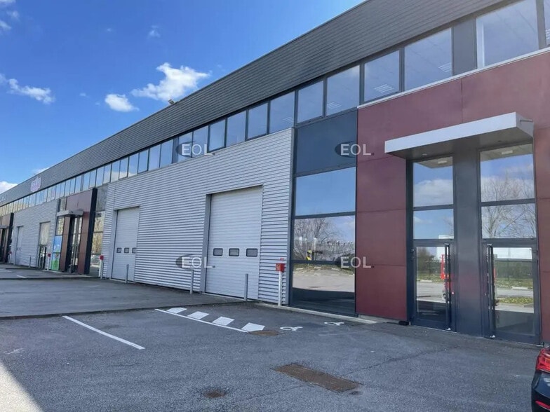 Industrial in Élancourt for lease - Building Photo - Image 1 of 4