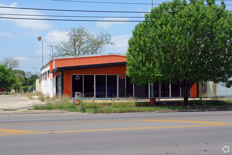 2423 Broadway St, San Antonio, TX for lease - Building Photo - Image 3 of 5