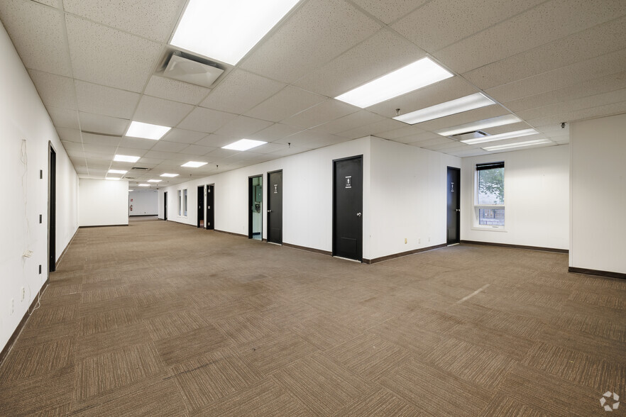 2325 Rue Dandurand, Montréal, QC for lease - Interior Photo - Image 3 of 21