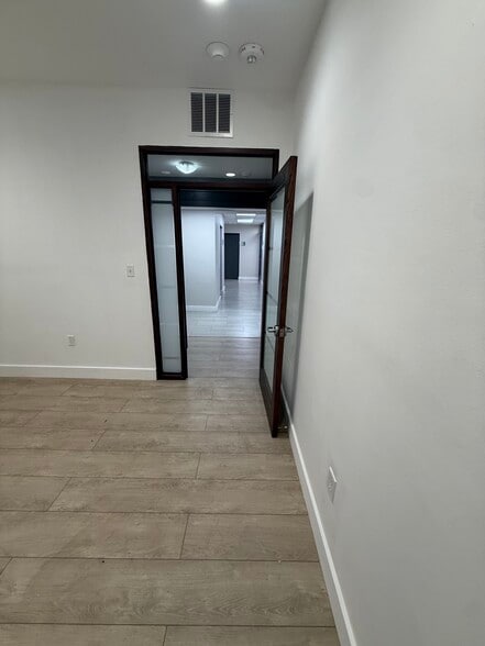1125 NE 125th St, North Miami, FL for lease - Building Photo - Image 3 of 10