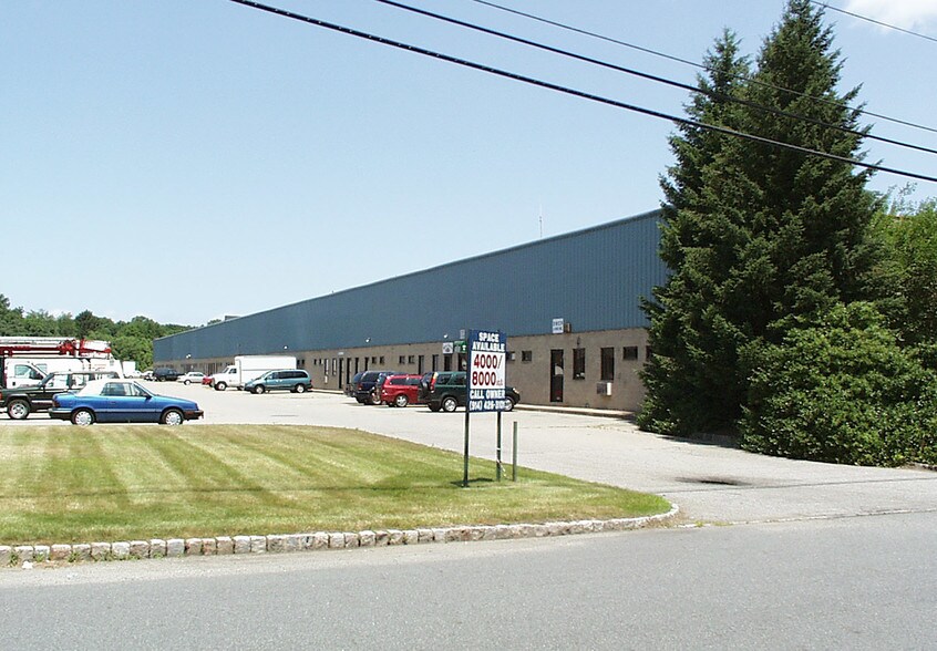 22 Commerce Rd, Fairfield, NJ à louer - Photo du bâtiment - Image 3 de 13