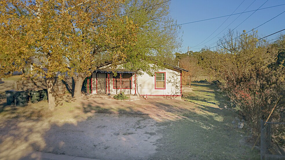 317 N Cedar St, Buda, TX à vendre - Photo du bâtiment - Image 3 de 6