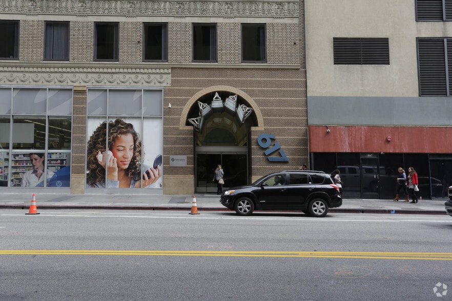 617 W 7th St, Los Angeles, CA à louer - Photo du bâtiment - Image 3 de 33