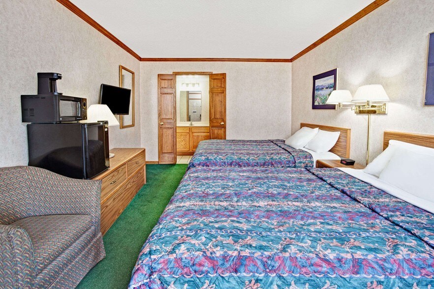 40500 Michigan Ave, Canton Township, MI à vendre - Photo du bâtiment - Image 3 de 10