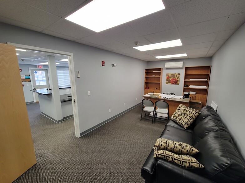 324 Middlesex Rd, Tyngsboro, MA for lease - Interior Photo - Image 2 of 4