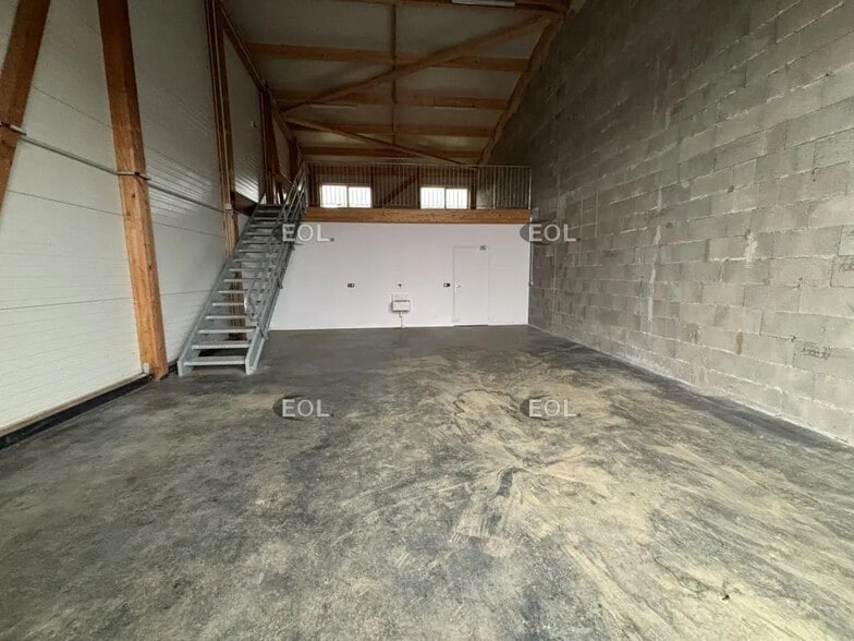 Flex in Combs-la-Ville for lease - Interior Photo - Image 2 of 4