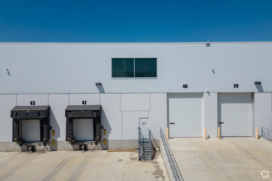 1610 104th Ave NE, Calgary, AB à louer - Photo du bâtiment - Image 2 de 7