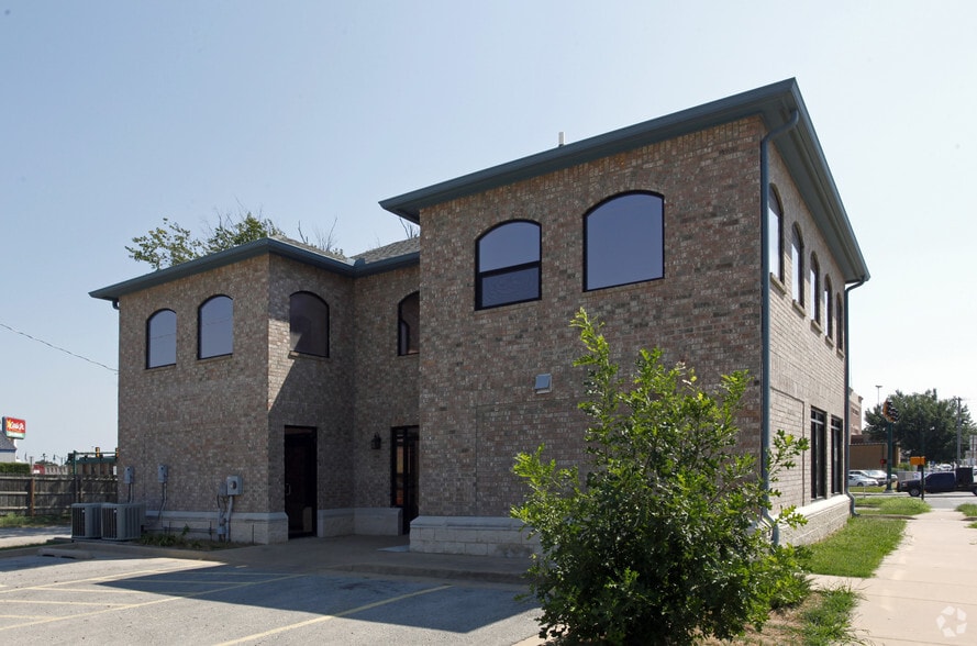 223 S Lynn Riggs Blvd, Claremore, OK for lease - Building Photo - Image 2 of 13