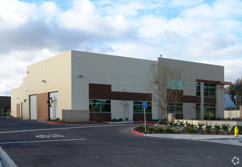 791 Chambers Ln, Simi Valley, CA for lease - Primary Photo - Image 2 of 12