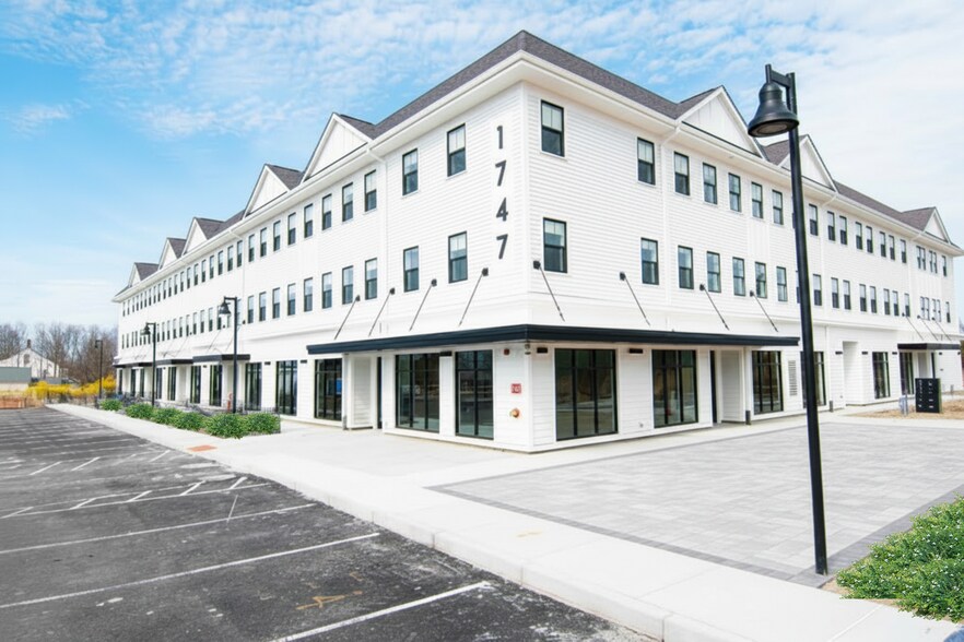 1747 W Main Rd, Middletown, RI à louer - Photo du bâtiment - Image 1 de 5