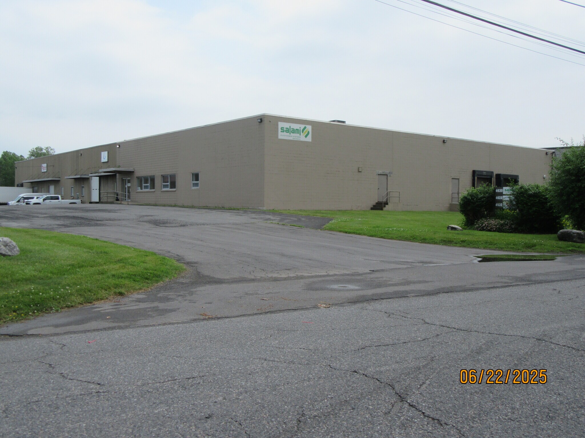 4628-4632 Crossroads Park Dr, Liverpool, NY à louer Photo du bâtiment- Image 1 de 6