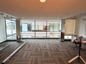 5811 Cooney Rd, Richmond, BC à louer Photo intérieure- Image 2 de 5