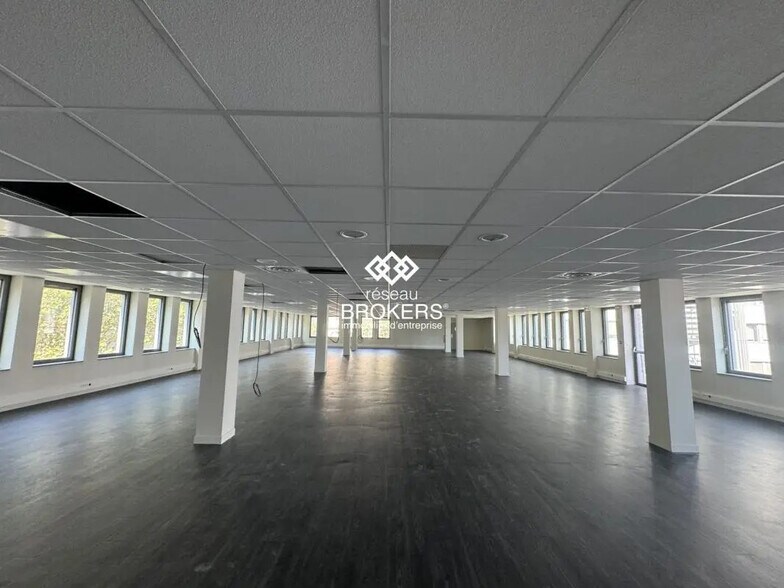 Office in Clichy for lease - Interior Photo - Image 1 of 4