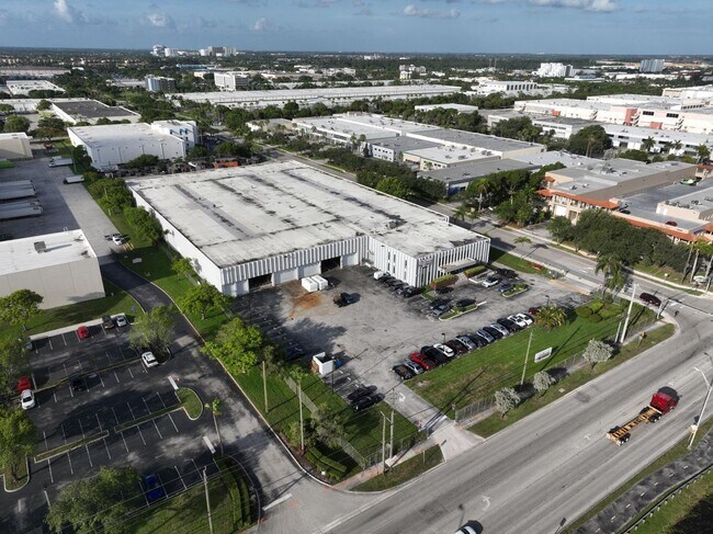 Plus de détails pour 10100 NW 25th St, Miami, FL - Industriel à louer