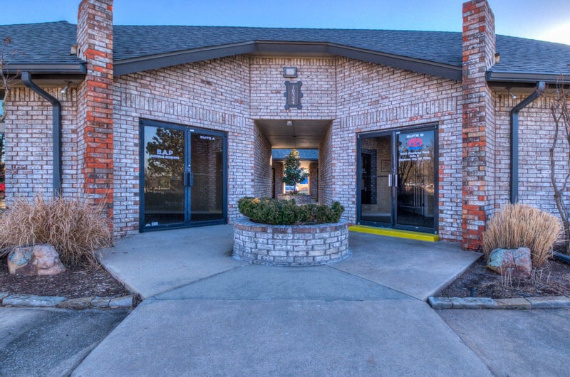 10324 Greenbriar Pl, Oklahoma City, OK for sale - Building Photo - Image 2 of 10