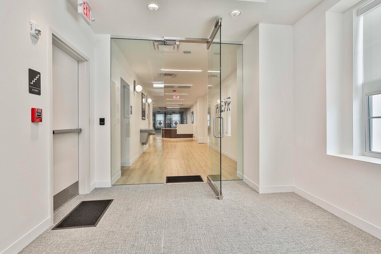 6-8 E Court Sq, Newnan, GA for lease Interior Photo- Image 1 of 14