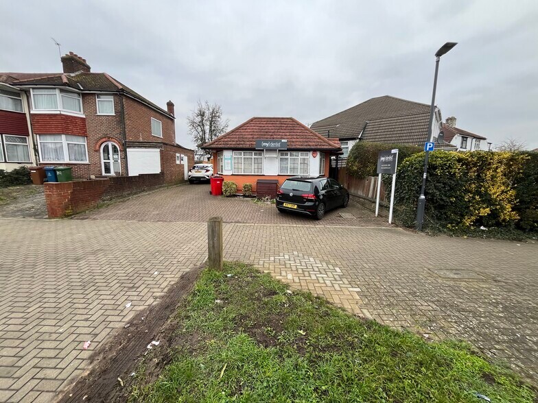 106A Mollison Way, Edgware à vendre - Photo du bâtiment - Image 2 de 7