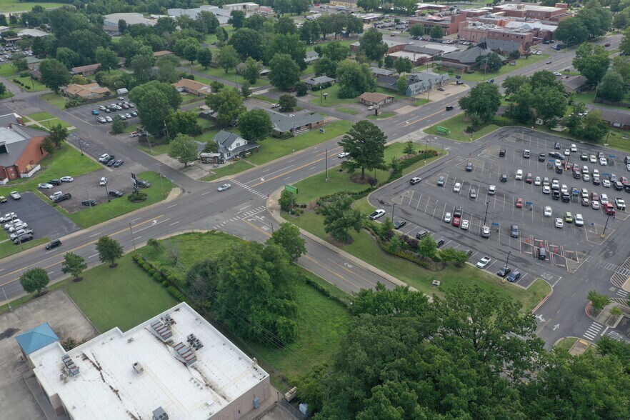 2203 W Main St, Russellville, AR à vendre - Photo du bâtiment - Image 1 de 3