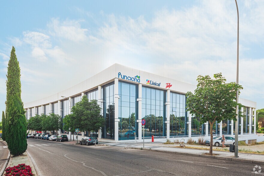 Calle las Norias, 92, Majadahonda, Madrid à louer - Photo du bâtiment - Image 2 de 4