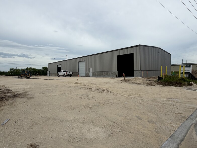 0 Roam Ave, New Port Richey, FL à louer - Photo du bâtiment - Image 3 de 4