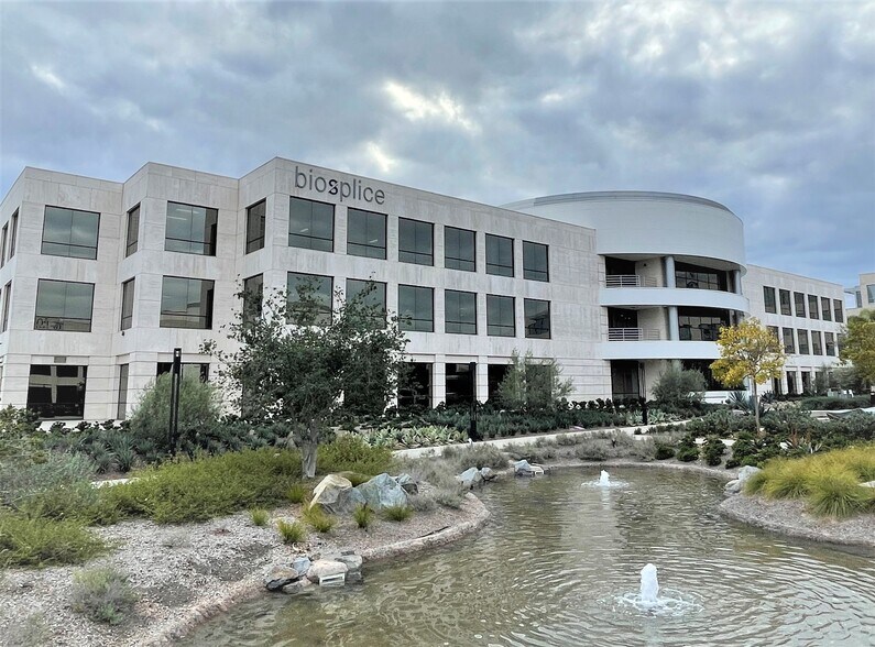 9390 Towne Centre Dr, San Diego, CA à louer - Photo du bâtiment - Image 1 de 2