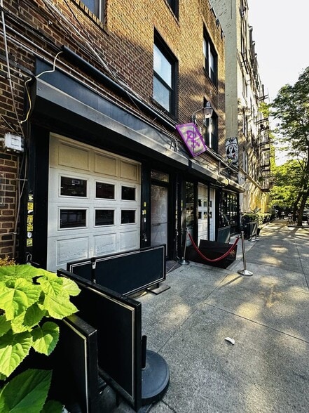 2122 Beekman Pl, Brooklyn, NY for lease - Primary Photo - Image 2 of 4