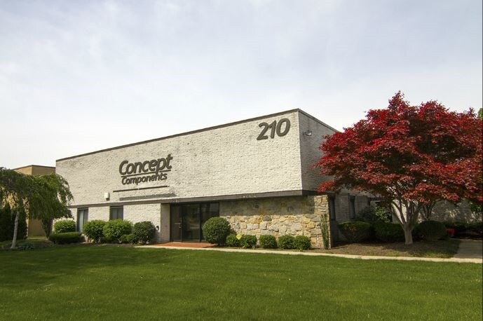 210 Knickerbocker Ave, Bohemia, NY à louer Photo du bâtiment- Image 1 de 3