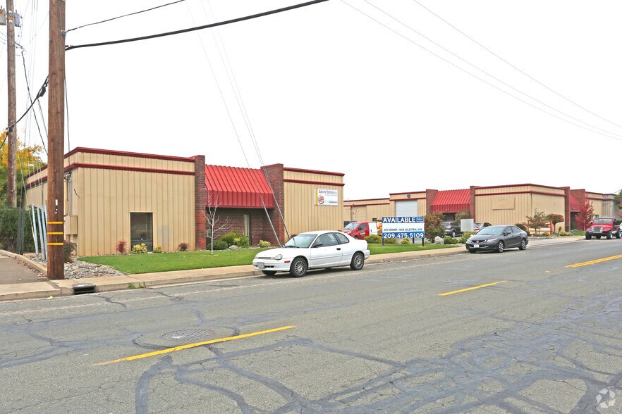 1351 E Pine St, Lodi, CA for lease - Primary Photo - Image 1 of 5