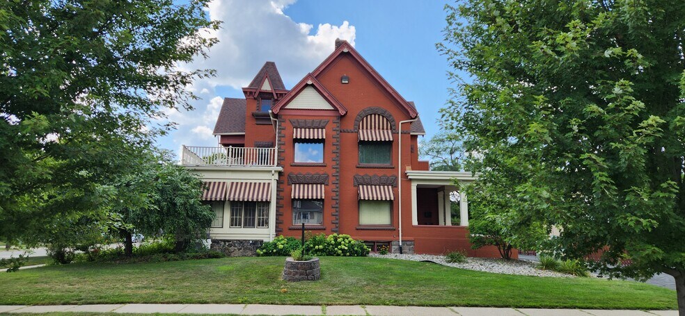 1003 N Washington Ave, Lansing, MI à louer - Photo du bâtiment - Image 2 de 4