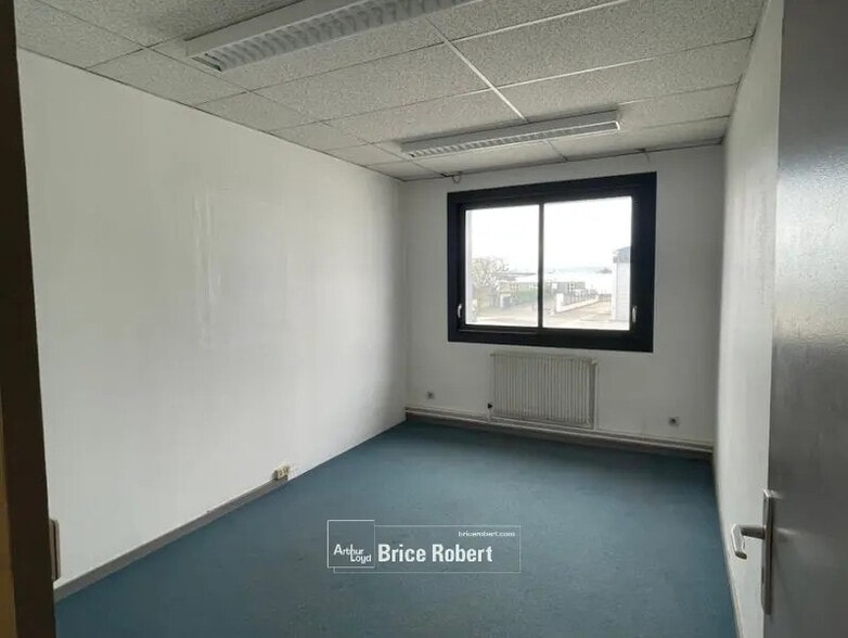 Office in Chassieu for lease - Interior Photo - Image 3 of 10