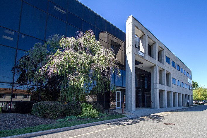 200 Middlesex Essex Tpke, Iselin, NJ à louer - Photo du bâtiment - Image 1 de 2