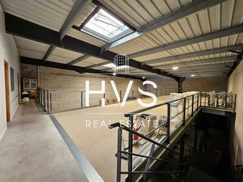 Flex in Meyreuil for lease - Interior Photo - Image 2 of 8