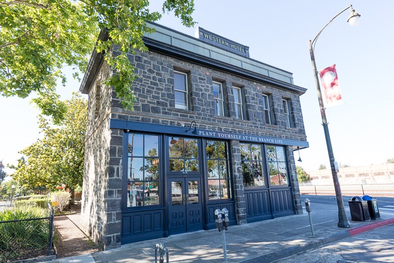 10 4th St, Santa Rosa, CA à vendre Photo principale- Image 1 de 1