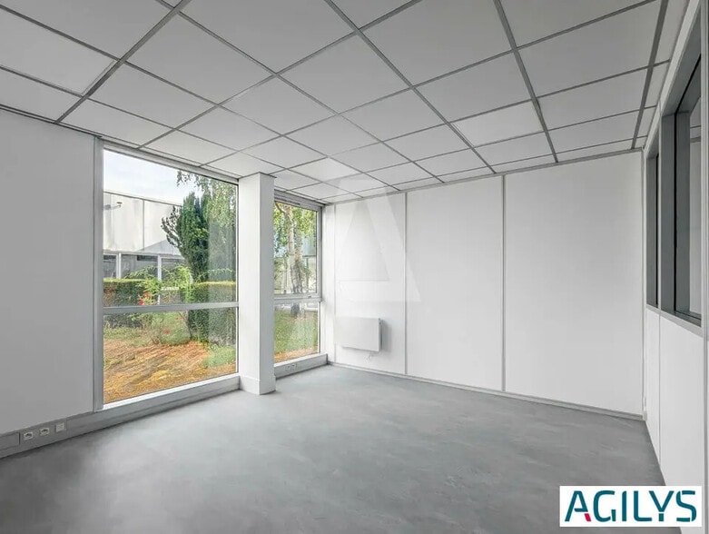 Flex in  for lease - Interior Photo - Image 2 of 12