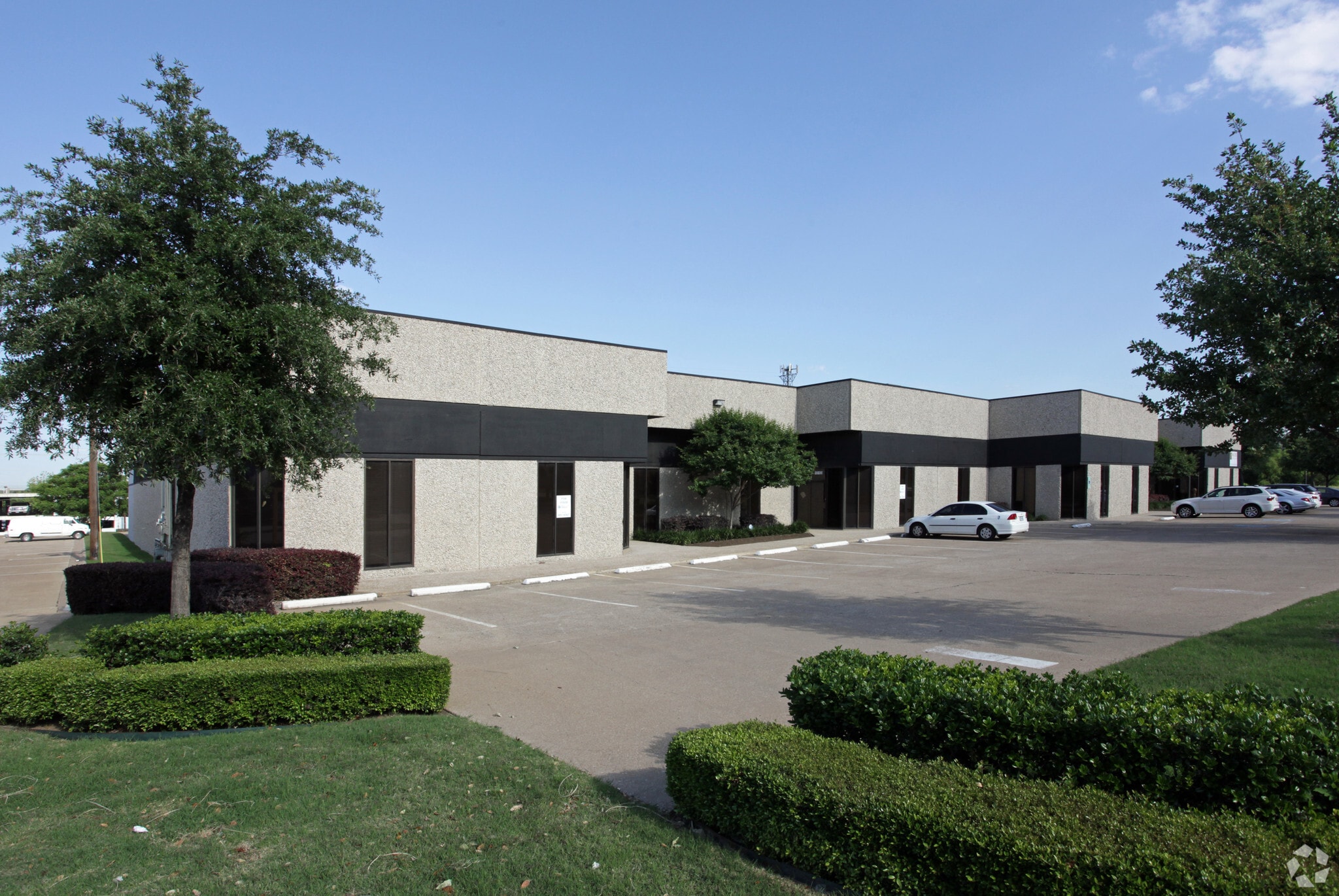 15101-15107 Surveyor Blvd, Addison, TX for lease Building Photo- Image 1 of 6