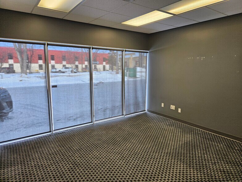 9333 37 Av NW, Edmonton, AB à louer - Photo intérieure - Image 3 de 7