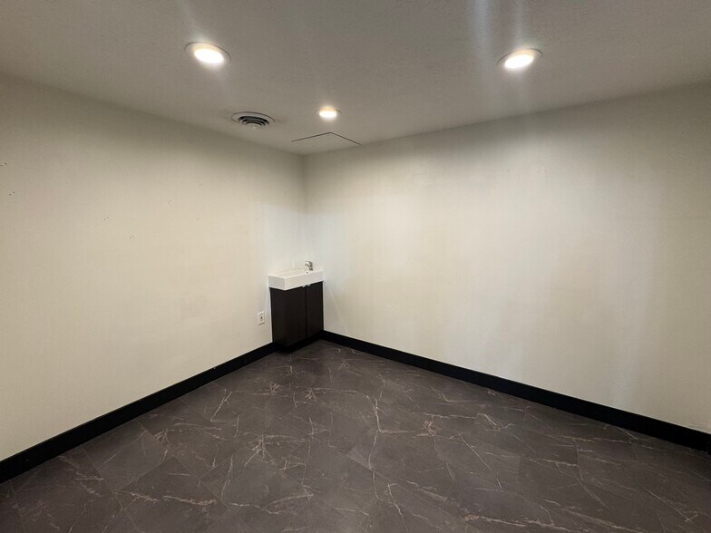 807 Fort Union Blvd, Midvale, UT à louer - Photo du bâtiment - Image 3 de 6
